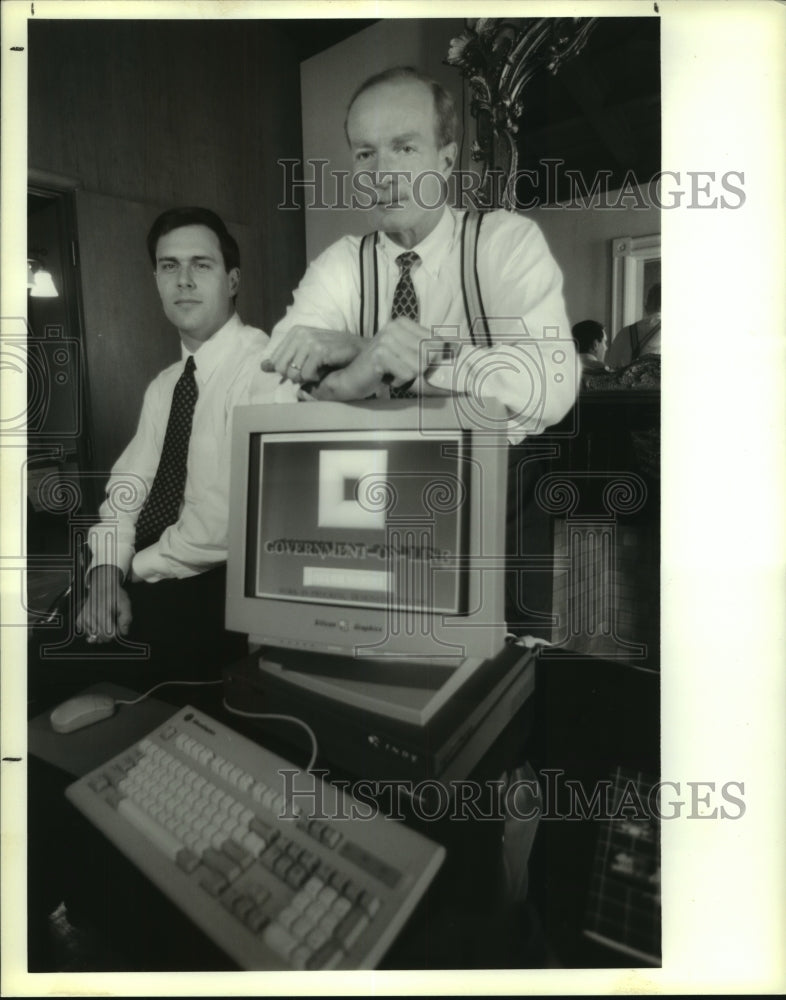1995 Press Photo State Technologies Inc. executives show off government computer - Historic Images