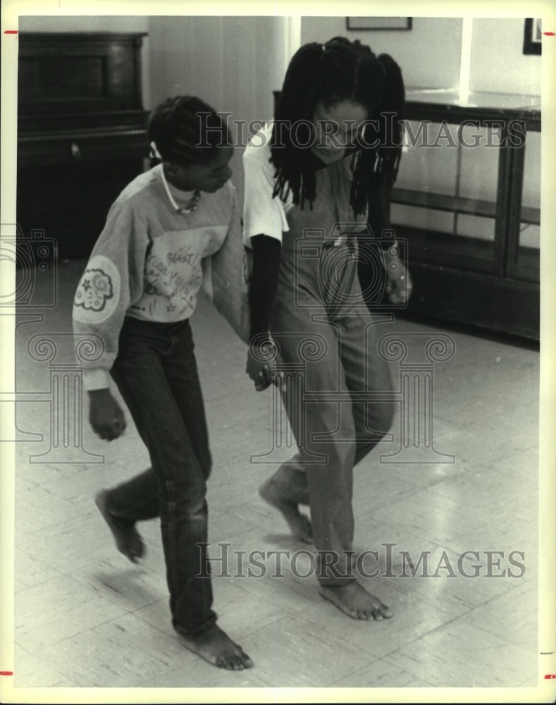 1989 Press Photo Dyane Harvey Salaam dancing with young girl - tua05901 - Historic Images