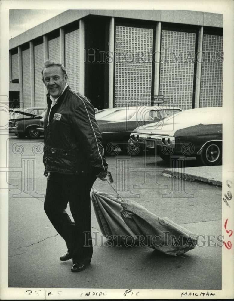1980 Press Photo Mailman Chuch Wilter dragging bags - tua05928 - Historic Images