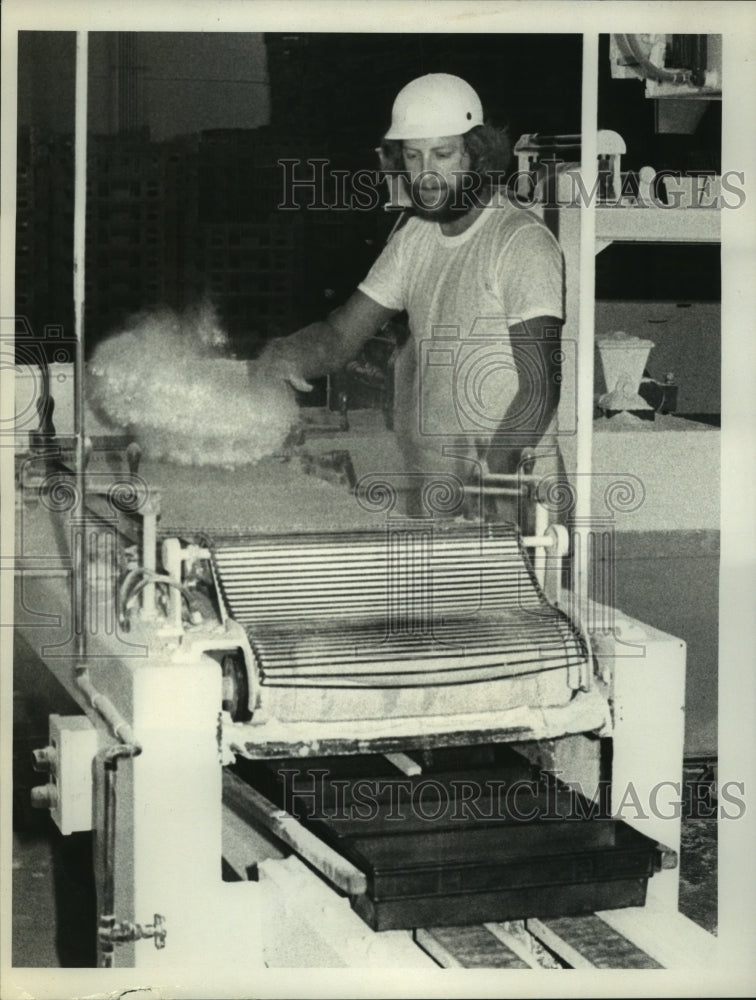 1980 Press Photo Baker at Office of General Services Bakery, Rotterdam, New York - Historic Images