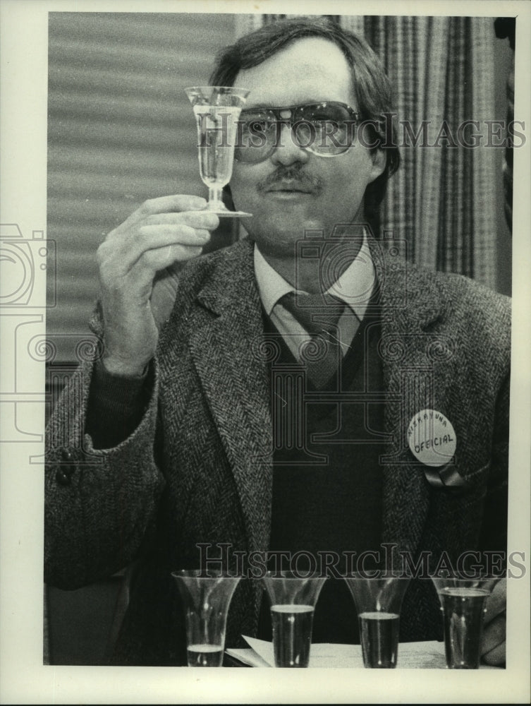 1983 Press Photo Niskayuna Town Hall, Council man Ralph Lyons checks water - Historic Images