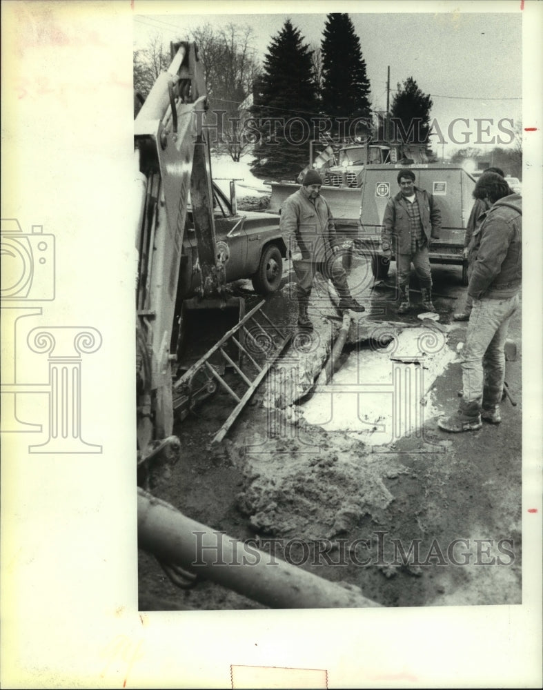 1985 Press Photo Niskayuna Water Main Breaks, Route 7 - tua06019 - Historic Images