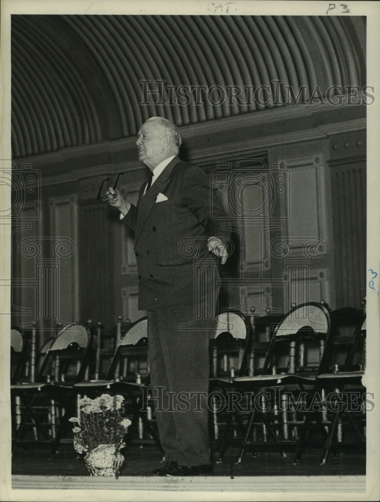 1965 Press Photo Ebbe Nielsen singing on stage before ceremony - tua06075-Historic Images