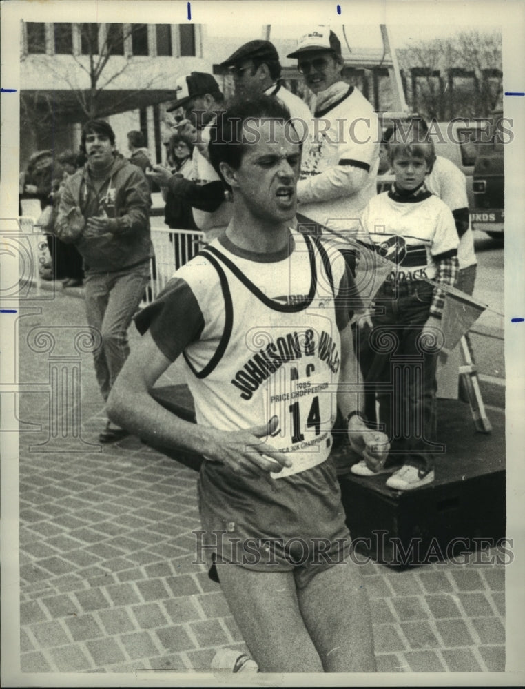 1985 Rhode Island runner crosses finish line in Albany, New York - Historic Images