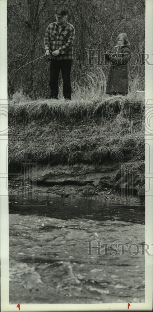 1989 Press Photo Anglers fishing on bank of Glowegee Creek near Milton, New York - Historic Images