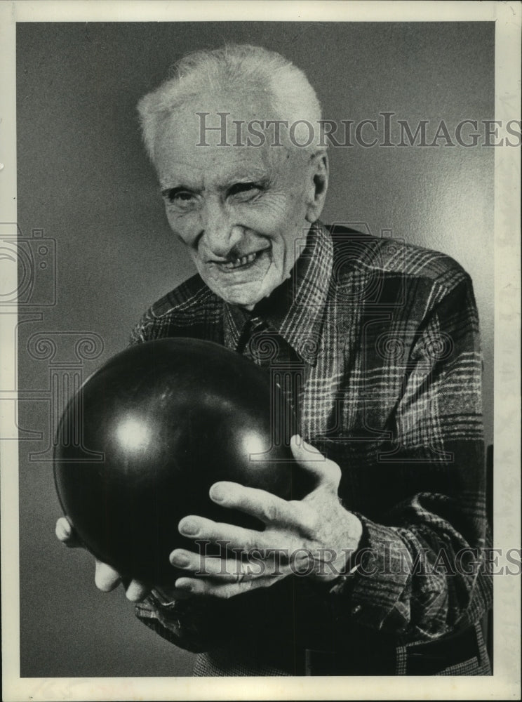 1982 Albany, New York bowler Erwin Wood poses in studio - Historic Images