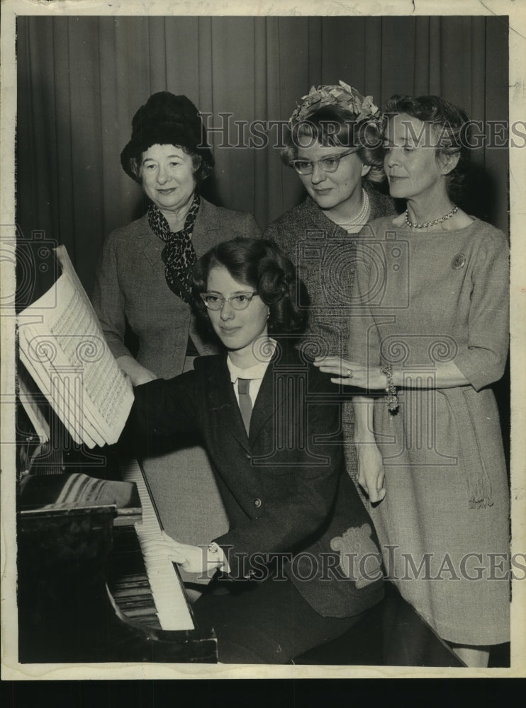 1966 Press Photo Women at Observance, Temple Beth Emeth, Schuylerville-Historic Images