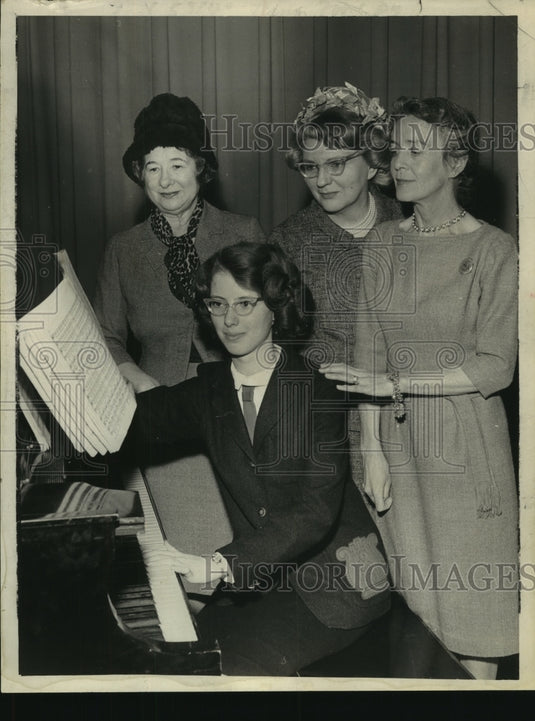 1966 Press Photo Women at Observance, Temple Beth Emeth, Schuylerville-Historic Images
