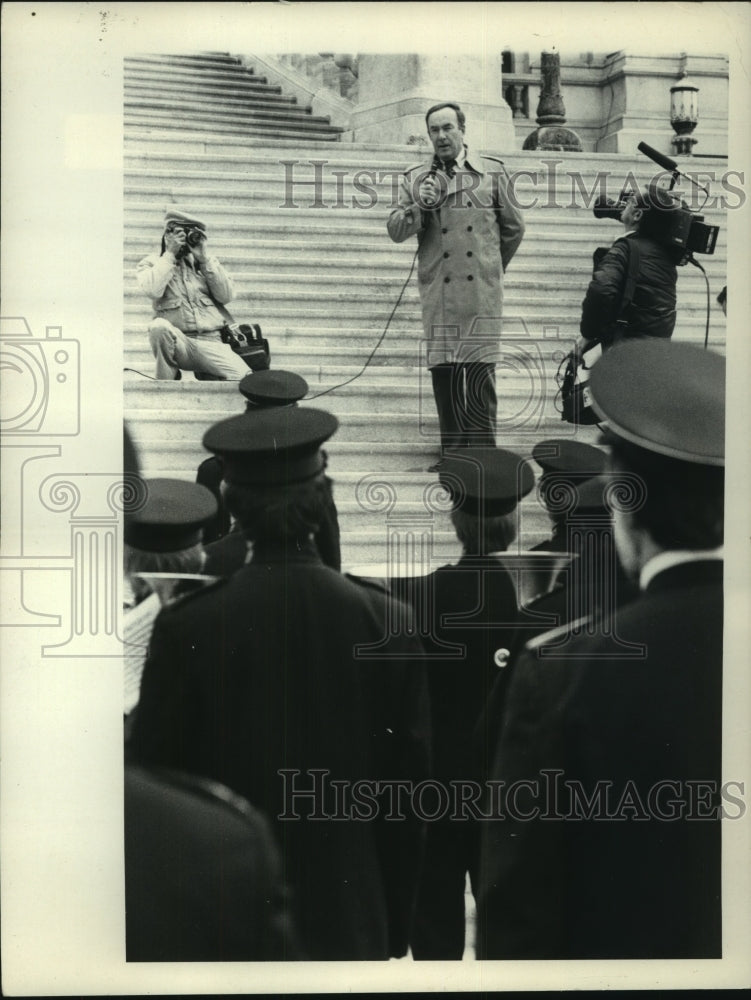 1983 Press Photo Tom Whalen greets a band, Capitol - tua06290- Historic Images