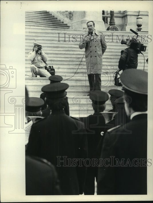 1983 Press Photo Tom Whalen greets a band, Capitol - tua06290- Historic Images