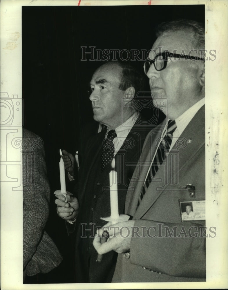 1984 Press Photo Albany, New York Mayor Thomas Whalen at candlelight vigil - Historic Images
