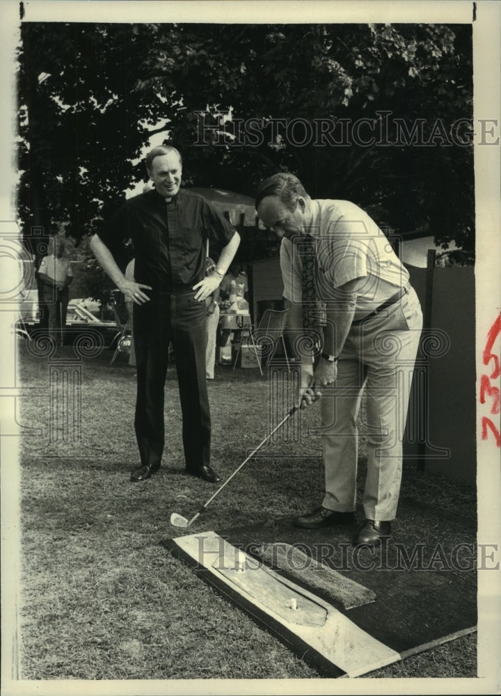 1985 Press Photo Bishop Hubbard watches Albany, NY Mayor Whalen hit golf shot - Historic Images