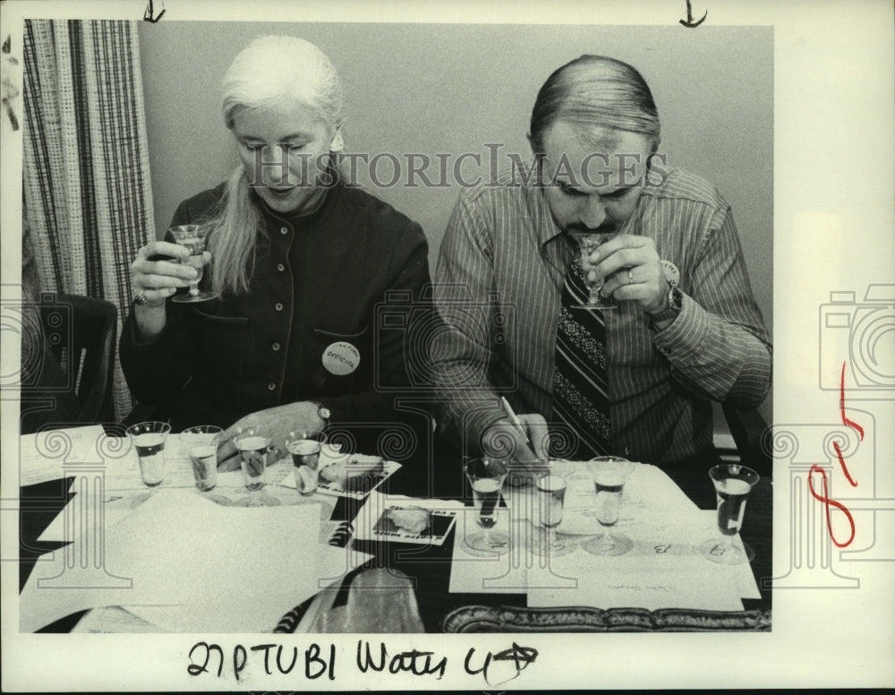 1983 Press Photo Niskayuna, New York Commissioners check water samples - Historic Images