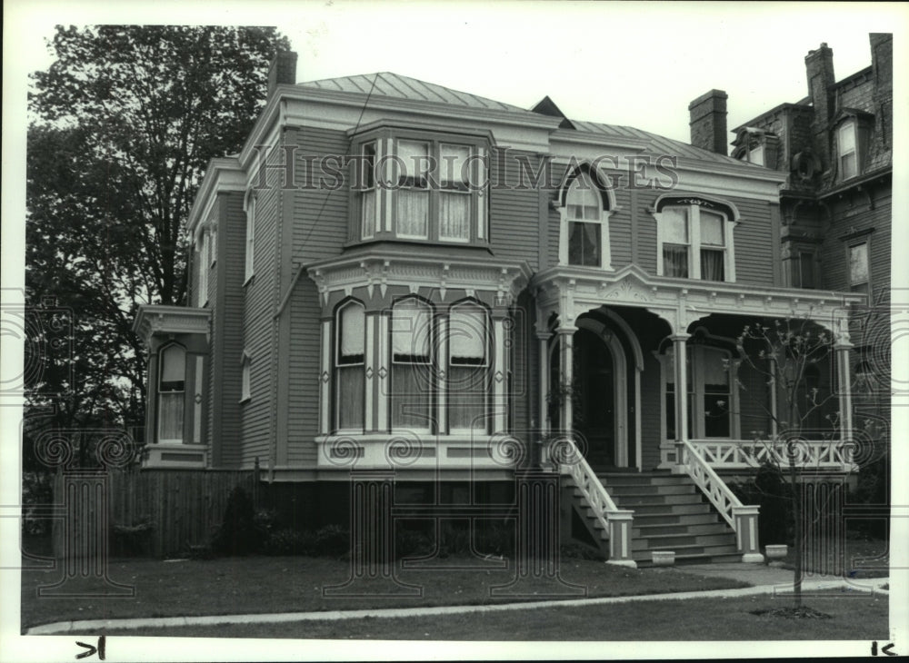 1991 New York home of actress Meg Mundy - Historic Images