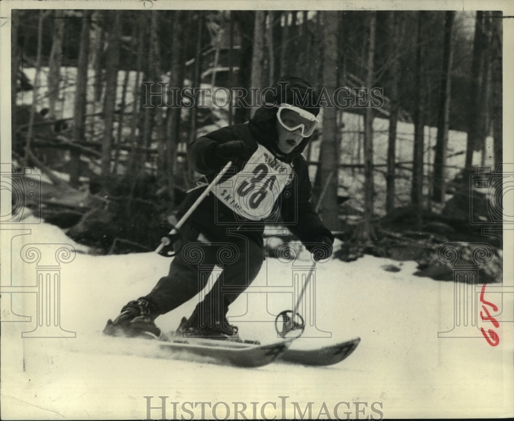 1969 Press Photo Skier Chis Nightengale during a slalom run in New York-Historic Images