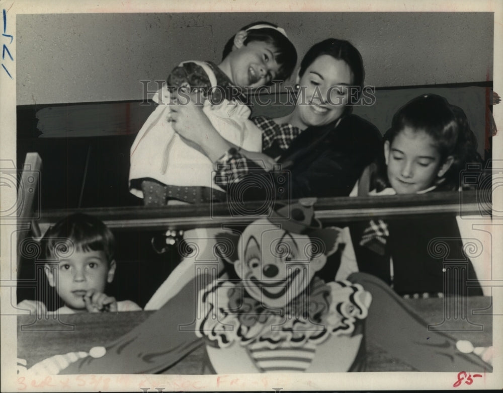 1969 Press Photo Mrs. John J. Nigro with children - tua06525-Historic Images