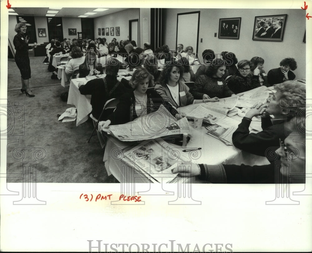 1992 Elaine Stattler leads New York Newspapers in Education seminar - Historic Images