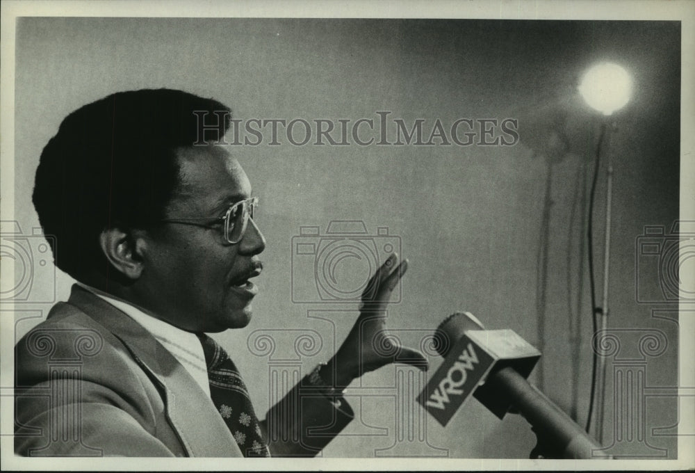 1975 Press Photo I.T.T. Equal Opportunity Director James Nixon, Albany, New York - Historic Images