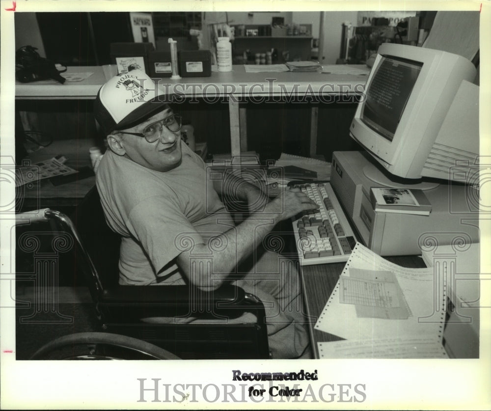 1992 Iancu Goldstein, from Rumania, at the terminal, Clifton park - Historic Images