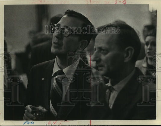 1970 Press Photo Adrian Goynea & George Horan, Demo Headquarters Kings Inn, Troy - Historic Images