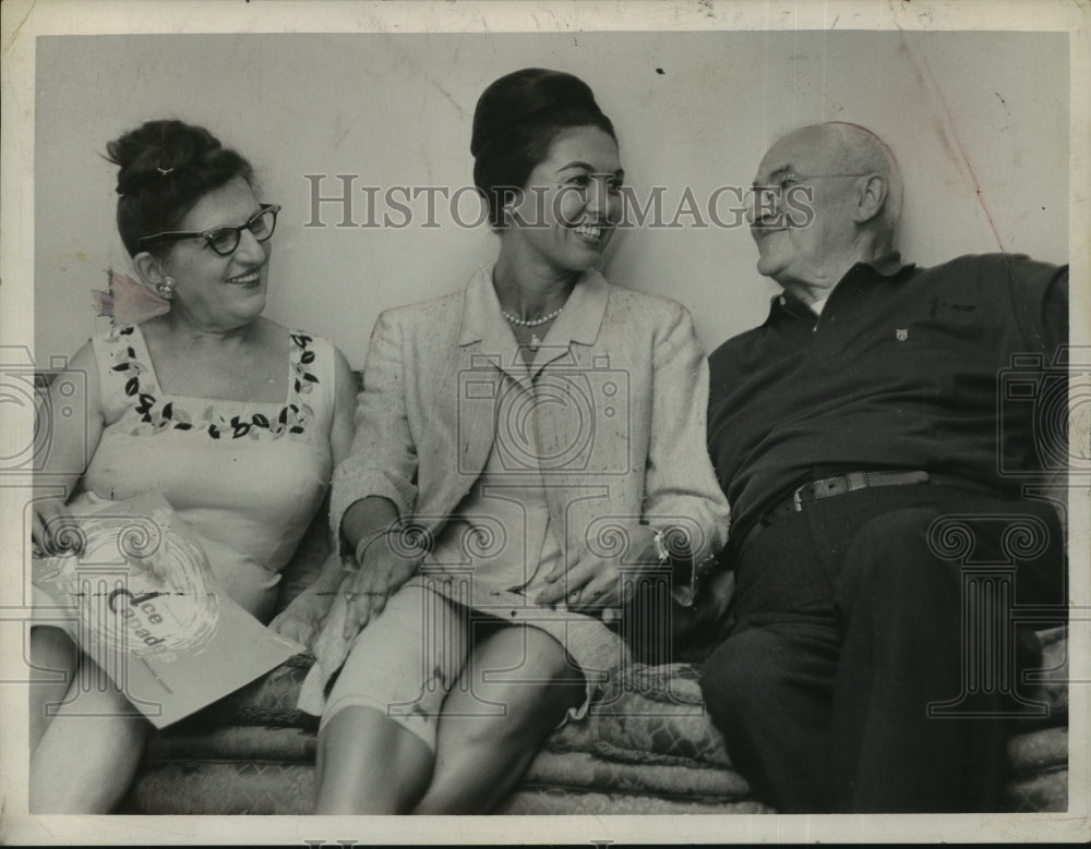 1962 Press Photo Aja Zanova, Uncle Joseph Kolenik, Aunt Mary Kolenik, Watervliet-Historic Images