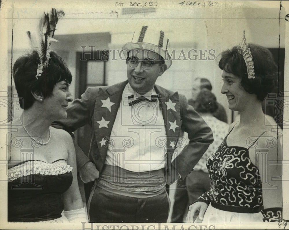 1970 Press Photo Mark Doug as Uncle Sam & Women, Junior League of Troy-Historic Images