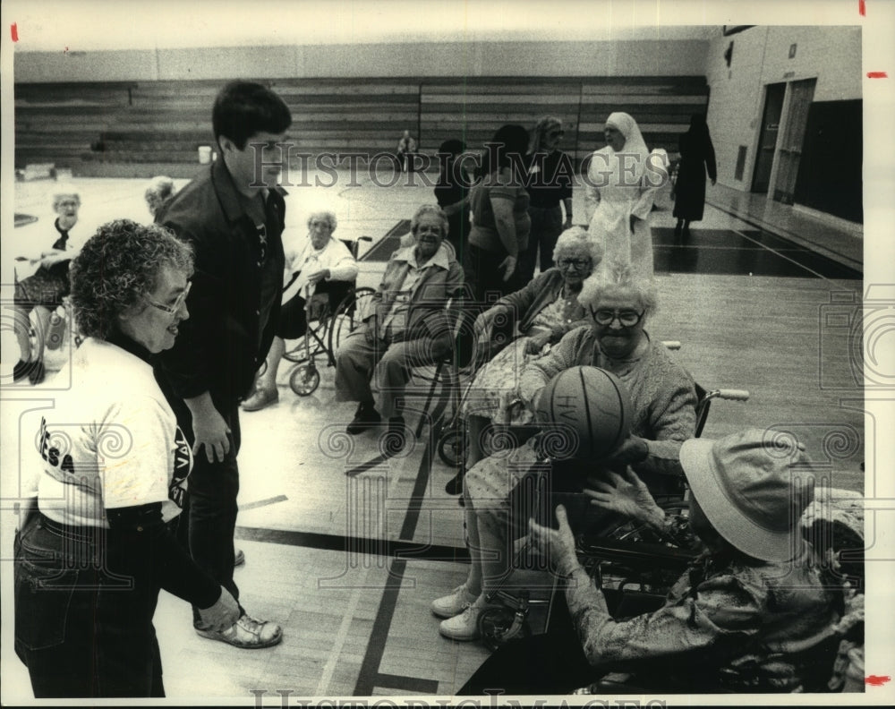 1984 Volunteers help at Wheelchair Sports Exposition in Troy, NY - Historic Images