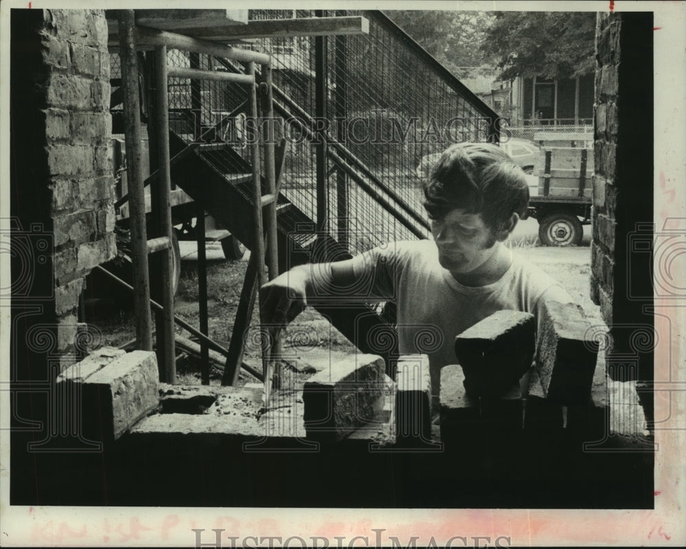 1979 Bricklayer Joe Lussier builds wall at Lansingburgh, NY school - Historic Images