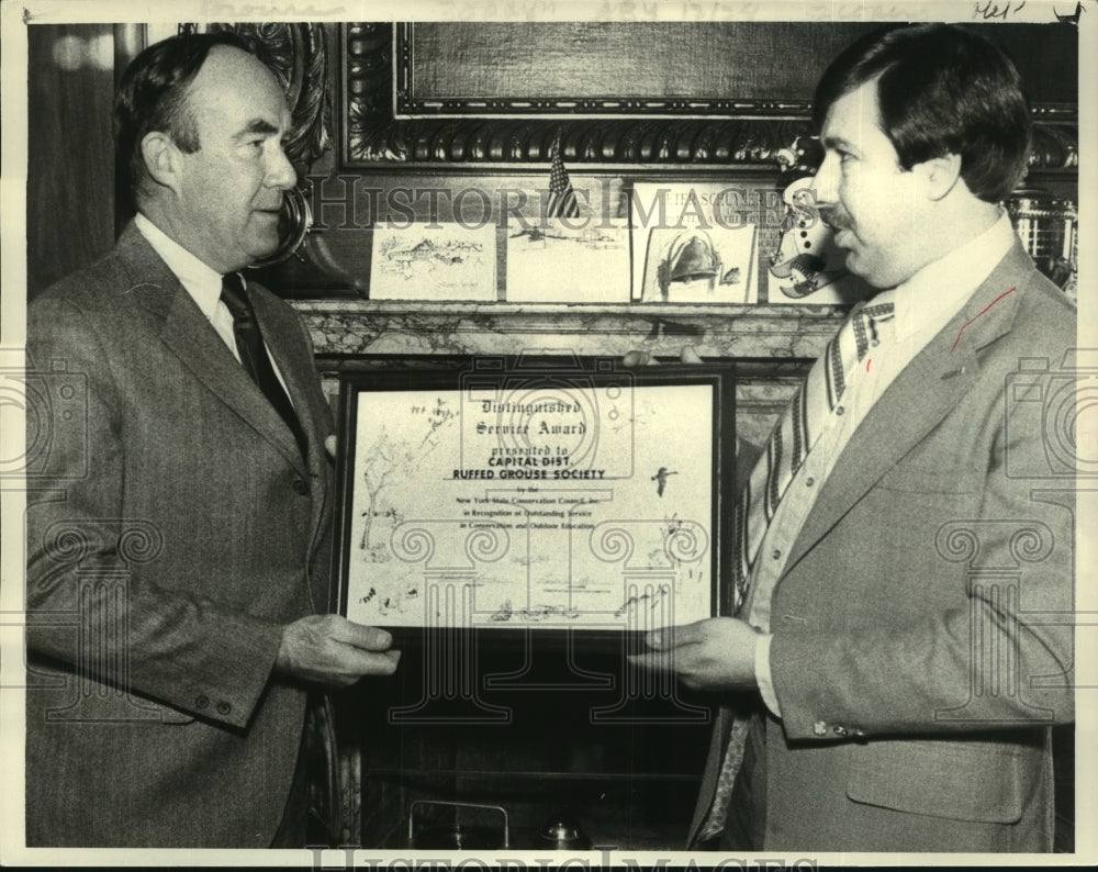 1983 Press Photo Albany, NY Mayor Whalen receives Ruffled Grouse Society award - Historic Images