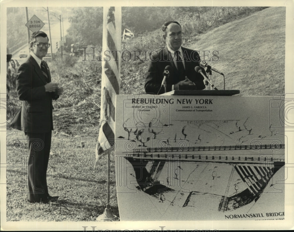 1984 Press Photo Thomas Whalen speaks, Don Geoffrey New Route 9-W Bridge, Albany - Historic Images