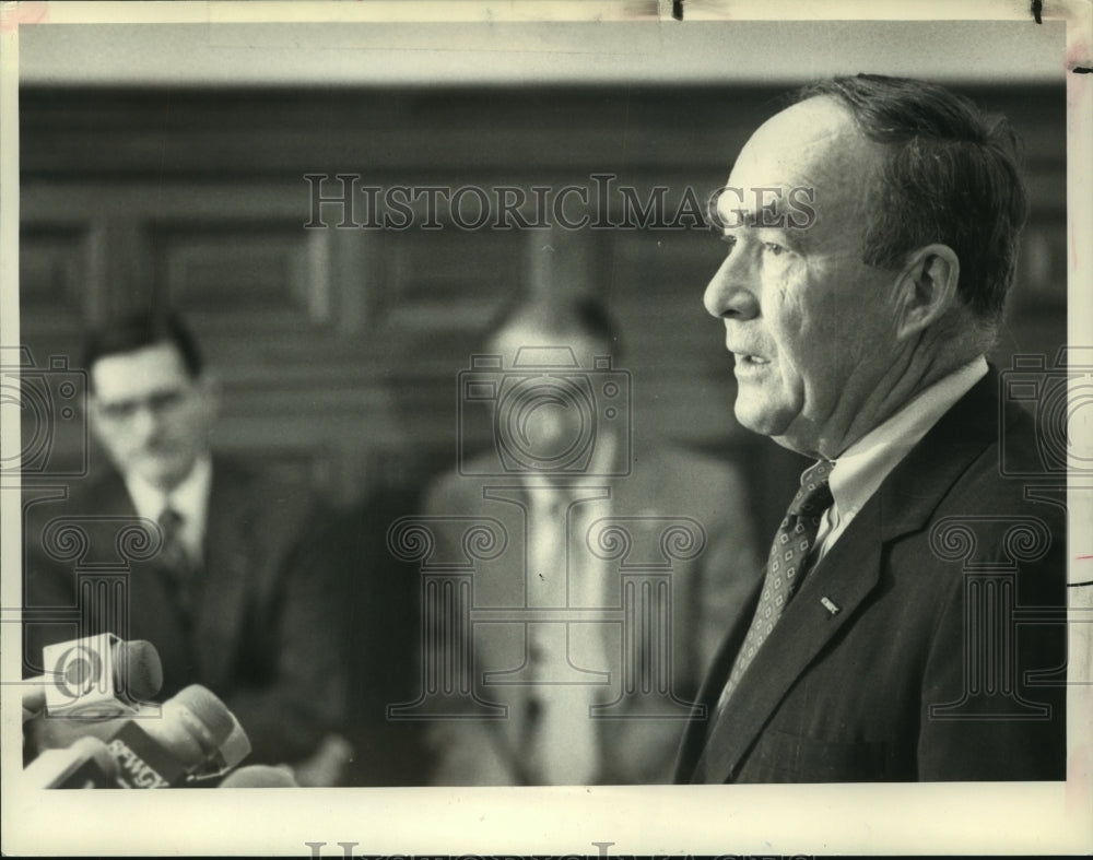 1988 Mayor Thomas Whelan at City Hall - Historic Images