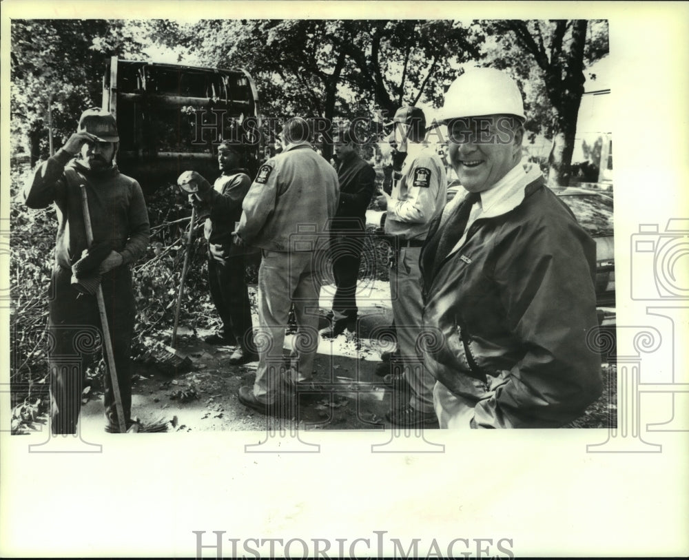 1987 Press Photo Albany, NY Mayor gives ball caps to prison work crew members - Historic Images