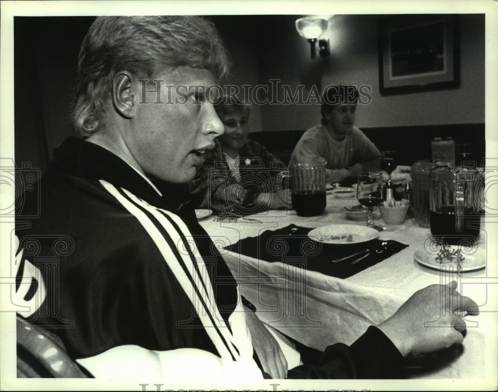 1989 Press Photo Russian cyclist Sergei Khmelein at the Turf Inn, Colonie, NY- Historic Images