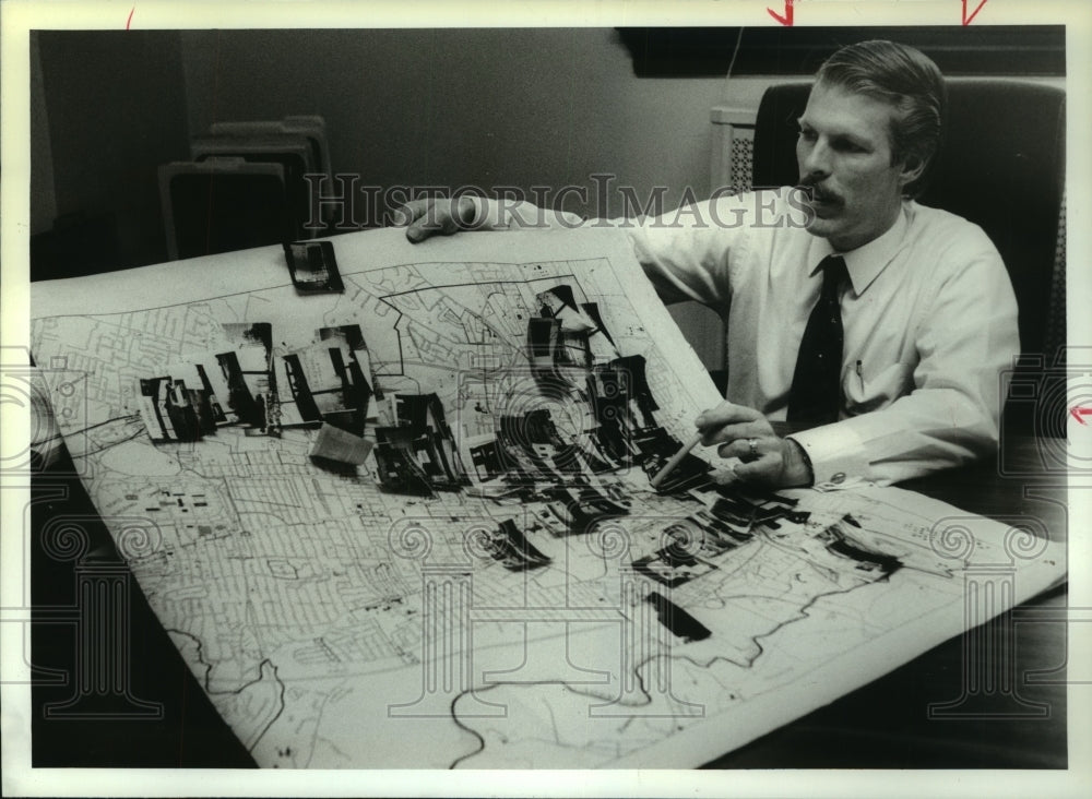 1990 Press Photo Albany, NY building code enforcer Michael Whelan with city map - Historic Images