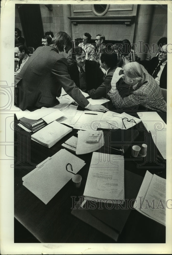 1975 Press Photo Civil employees union officials confer at Albany, NY hearing-Historic Images