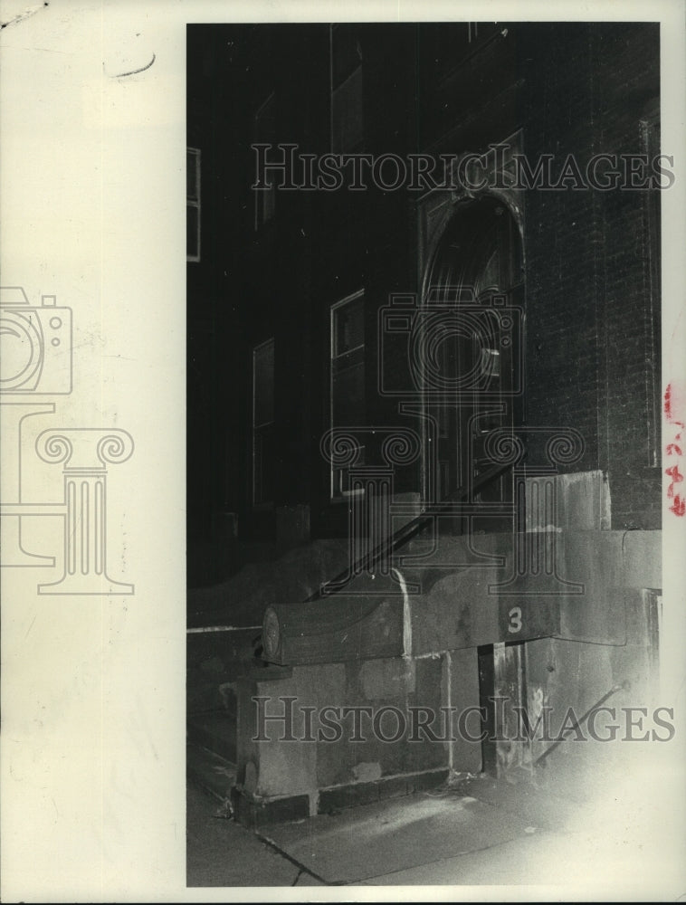 1975 Press Photo Entry to building at 3 Washington Place in Troy, New York - Historic Images
