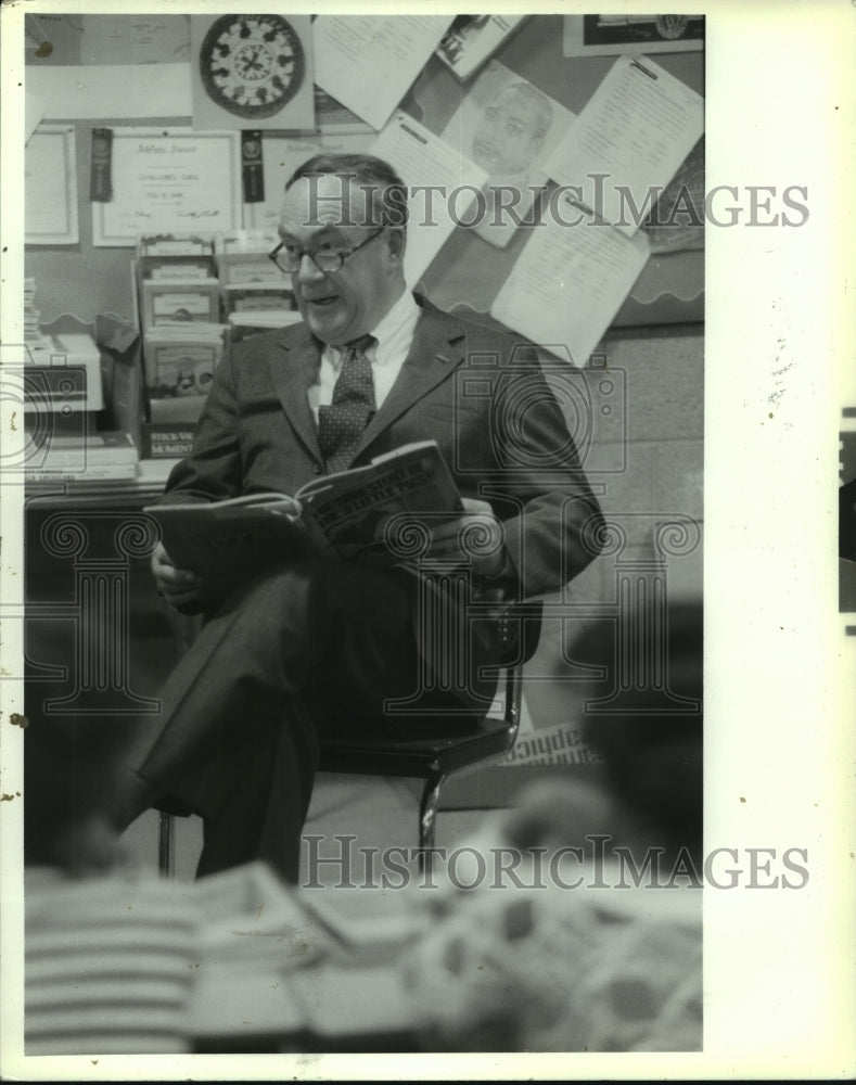 1993 Press Photo Albany, New York Mayor Whalen reads book to school classroom - Historic Images