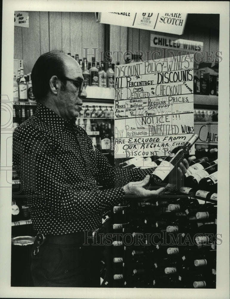 1981 Wyantskill, New York wine merchant Harry Doakmajian - Historic Images