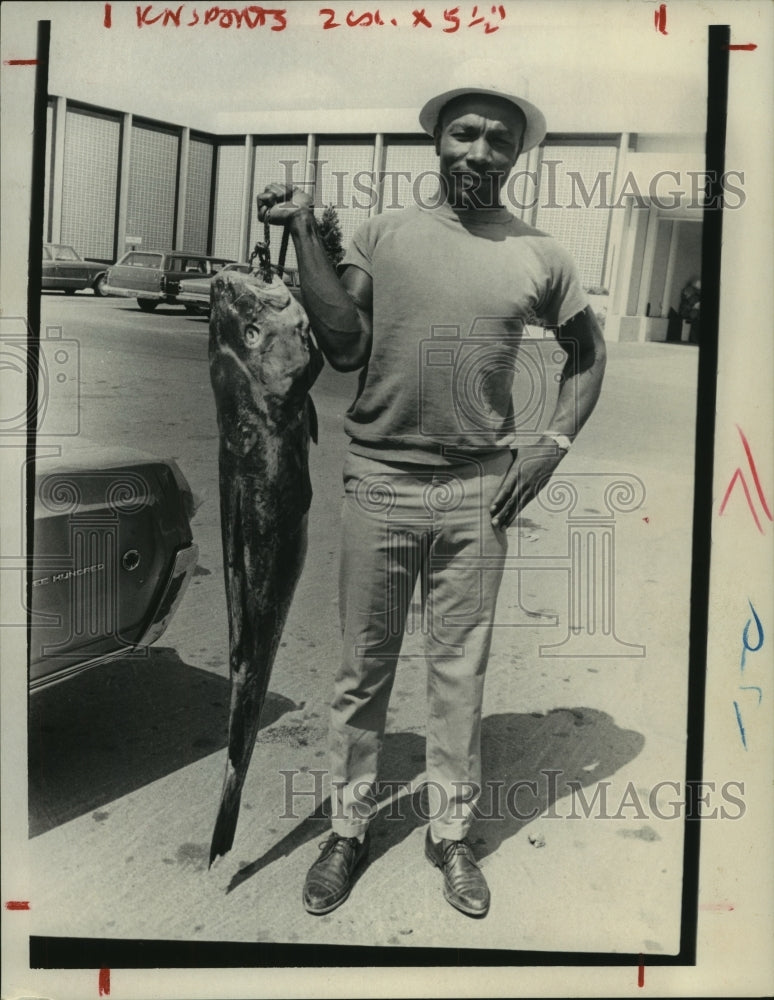 1971 Press Photo Leon Wilson displays large fish he caught in New York-Historic Images