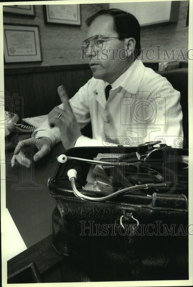 1991 Press Photo Dr. Richard Holub in new Albany, New York office - tua07255 - Historic Images