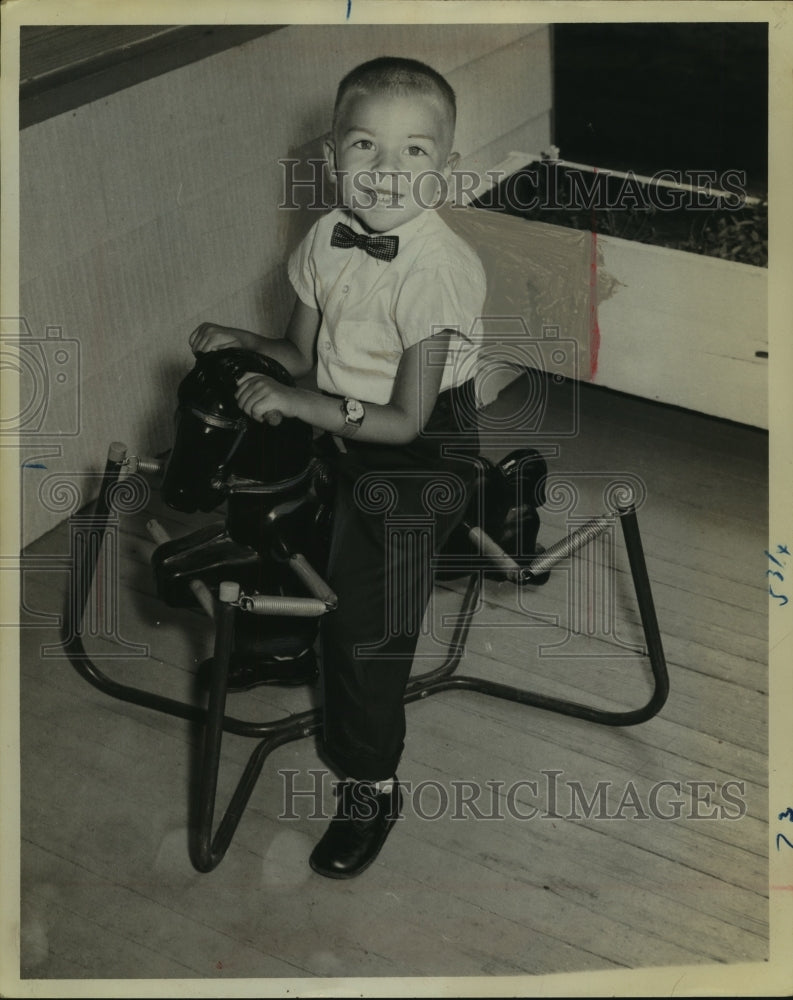 1962 Press Photo Jim Tidd riding a hobby horse in New York - tua07415-Historic Images