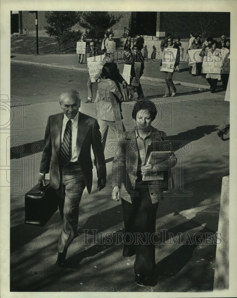 1978 Mediators Thomas Newman &amp; Elizabeth Hogan Enter School - Historic Images