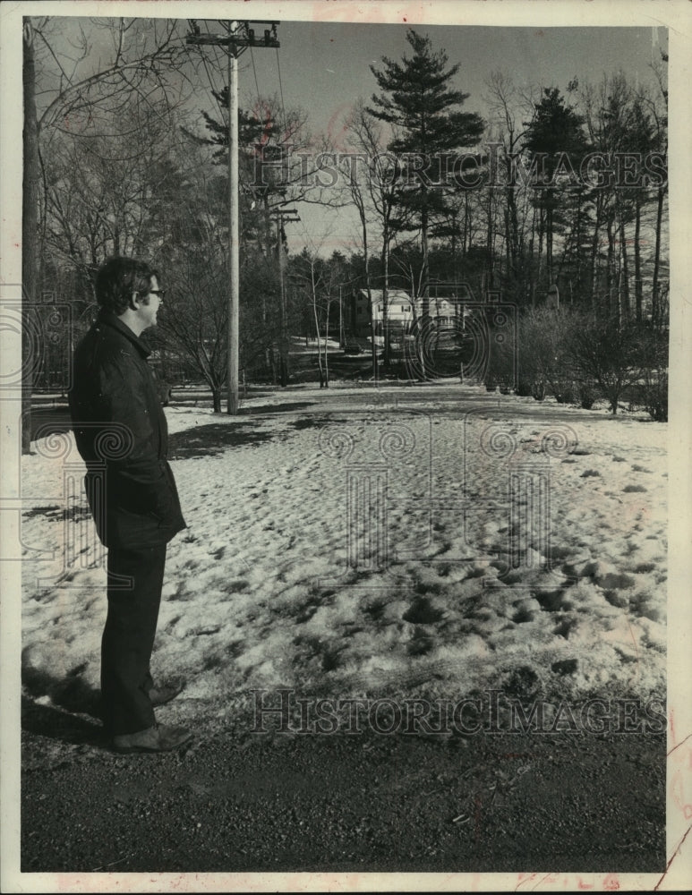 1973 Press Photo Tom Eldridge looks at house on Ruffner Road, Niskayuna-Historic Images