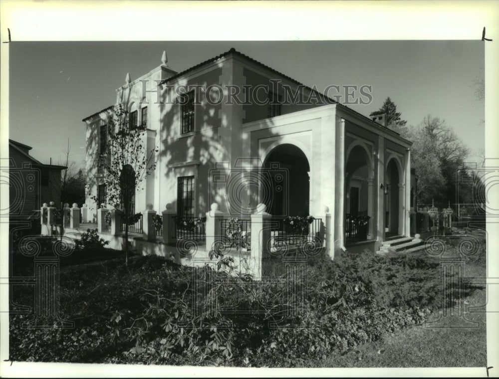 1993 Press Photo Christmas decorations on home in Niskayuna, New York - Historic Images