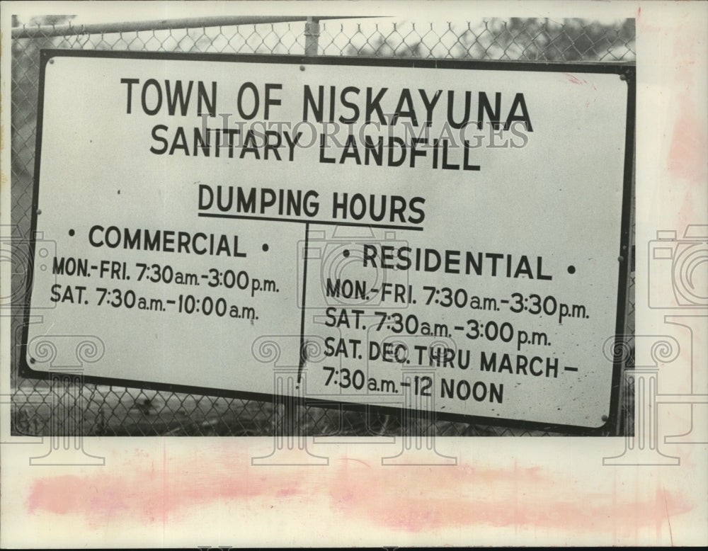 1980 Press Photo Sign announcing hours of operation at Niskayuna, NY landfill - Historic Images