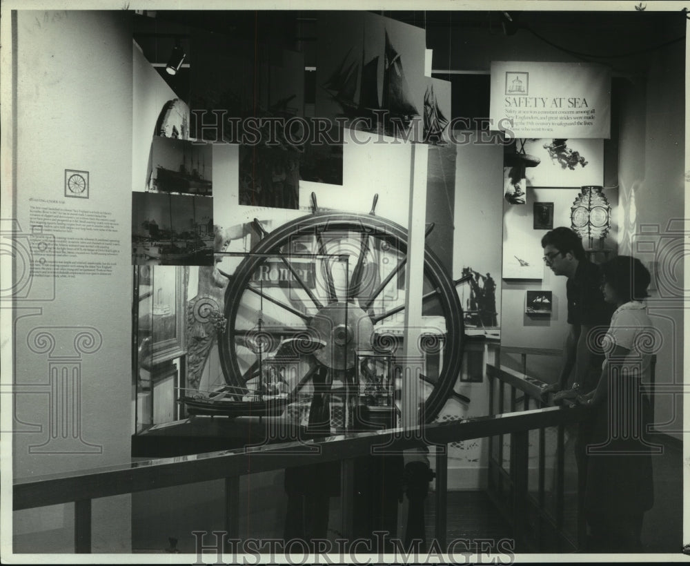 1979 Press Photo Visitors check out Mystic Seaport Museum exhibit in Connecticut - Historic Images
