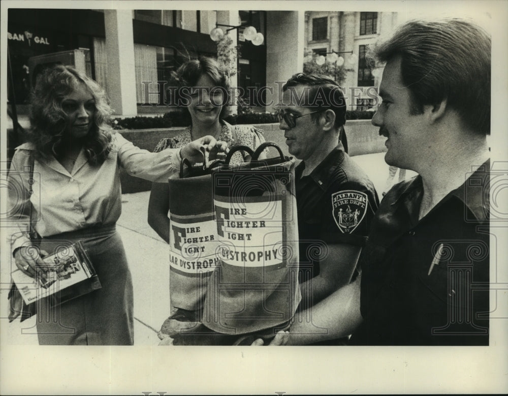 1980 Press Photo Firefighters fund raiser in front of Twin Towers in New York - Historic Images