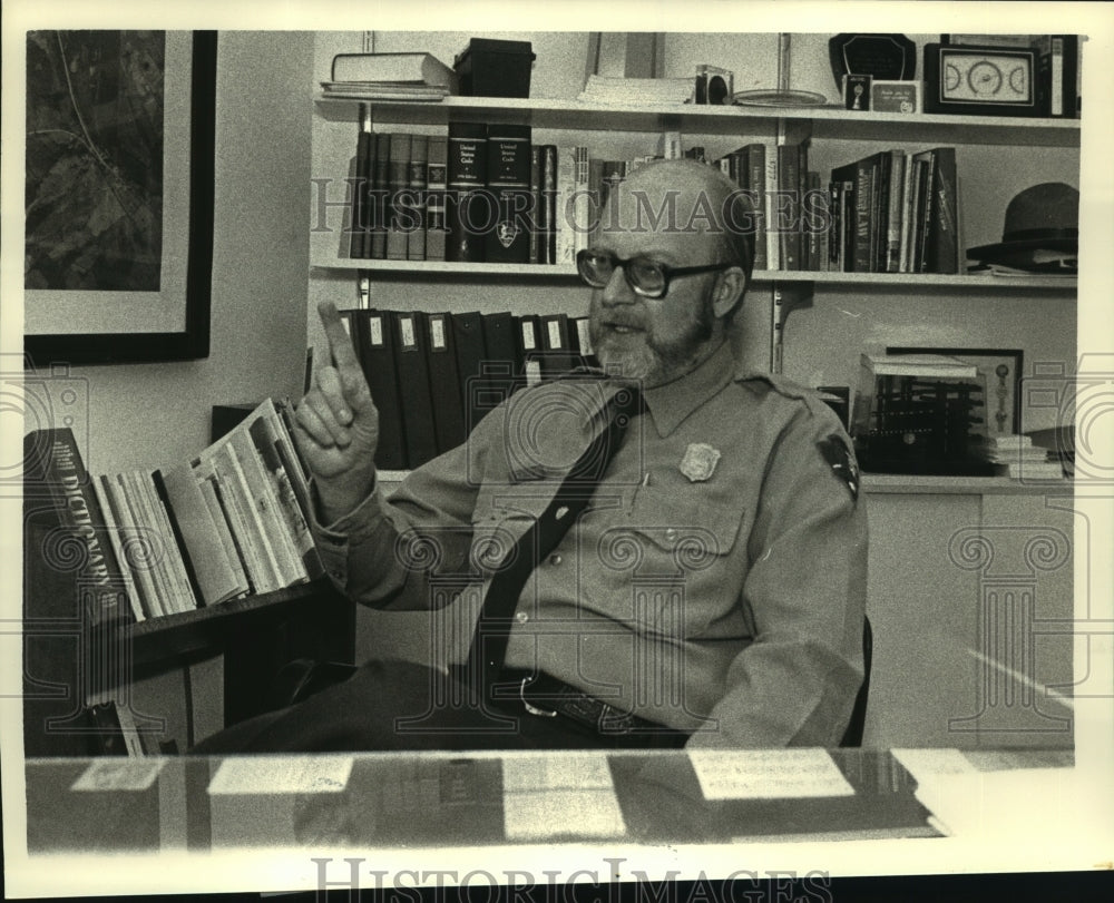 1986 Press Photo Saratoga Historical Park superintendent Glenn Gray in New York - Historic Images