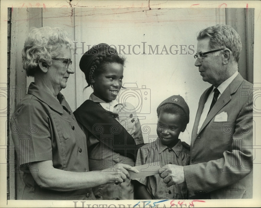 1971 Press Photo Albany, New York Rotary Club donates to area girl scouts-Historic Images