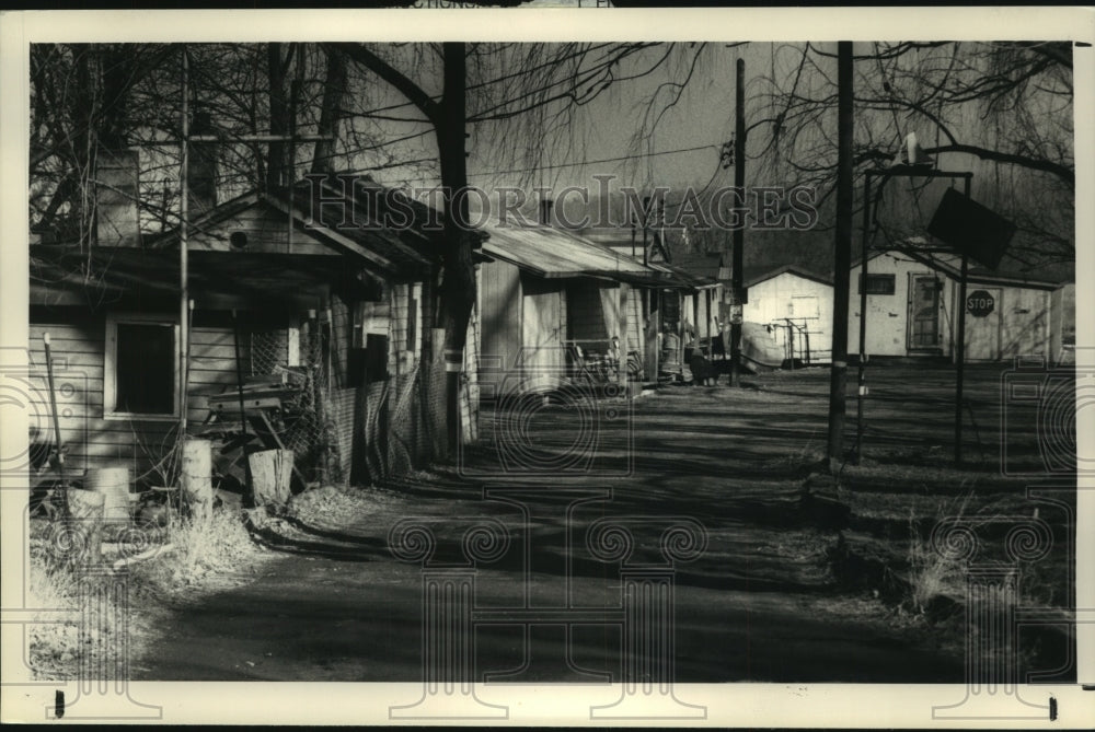 1989 Press Photo Shacks standing on property owned by City of Hudson, New York - Historic Images